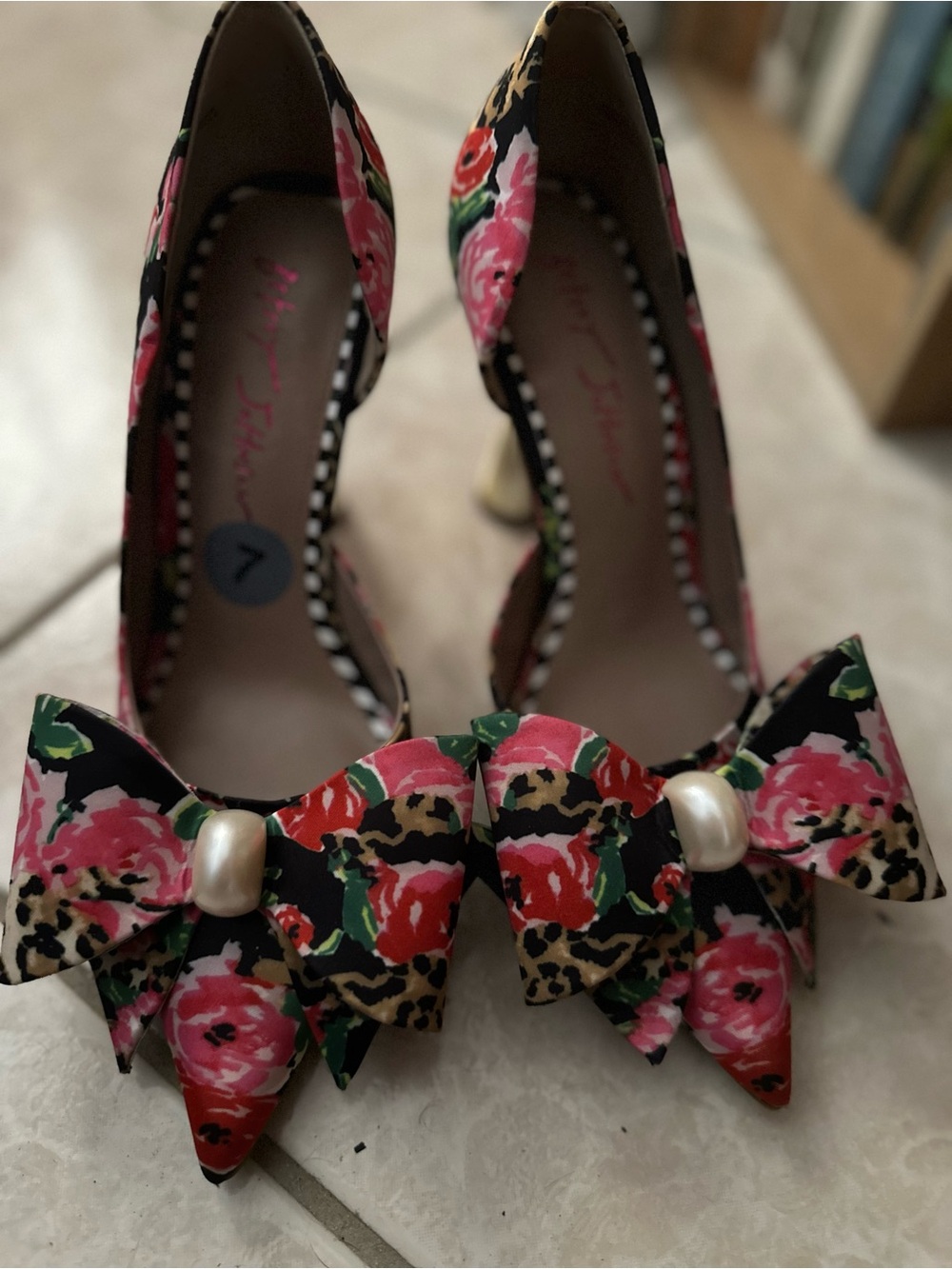 Betsey Johnson Floral Leopard Pearl Bow Pumps Heels Size 7 - Picture 2 of 5